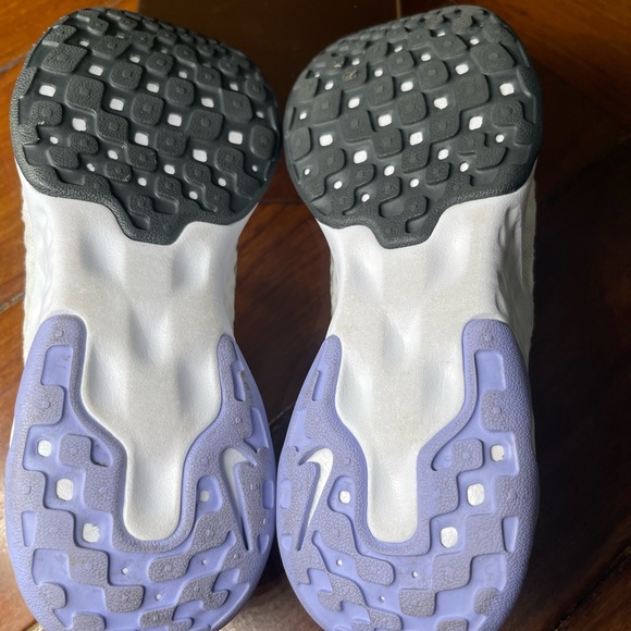 Women Nike White and Light Green Sneakers size 7 - Picture 5 of 9